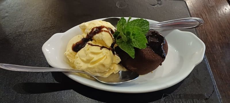 Petit gateau de chocolate com sorvete de creme