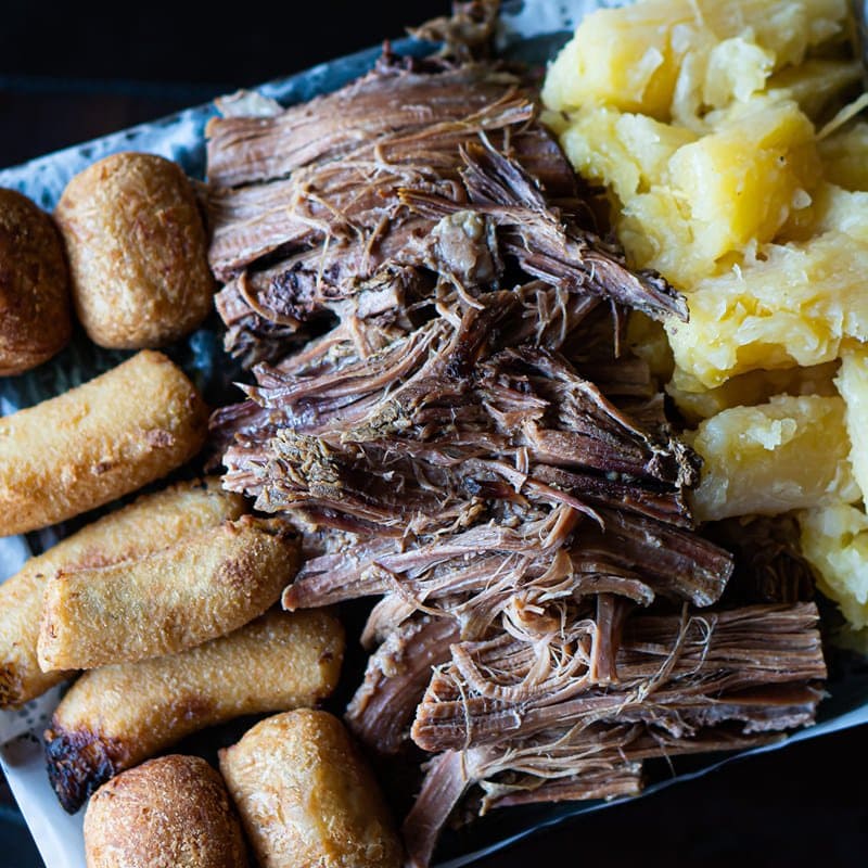 Trio Berlin com costela, costelinha e linguiça na tábua
